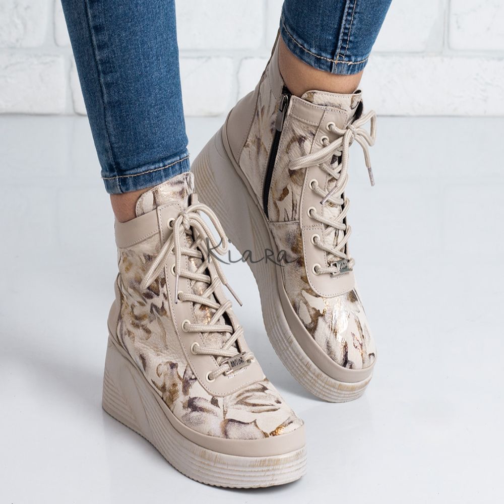 Дамски боти на платформа в бежово Дамски боти на платформа в бежово