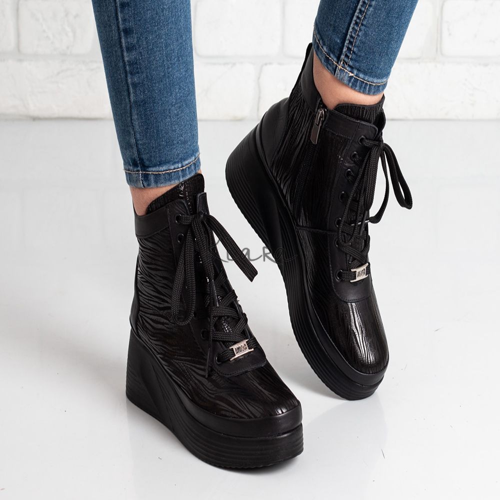 Дамски боти на платформа в черно Дамски боти на платформа в черно