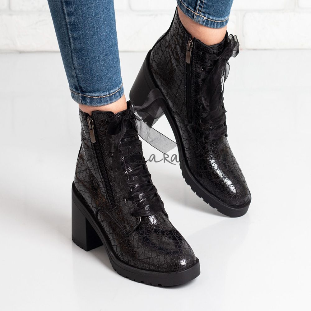 Дамски боти на ток в черно Дамски боти на ток в черно