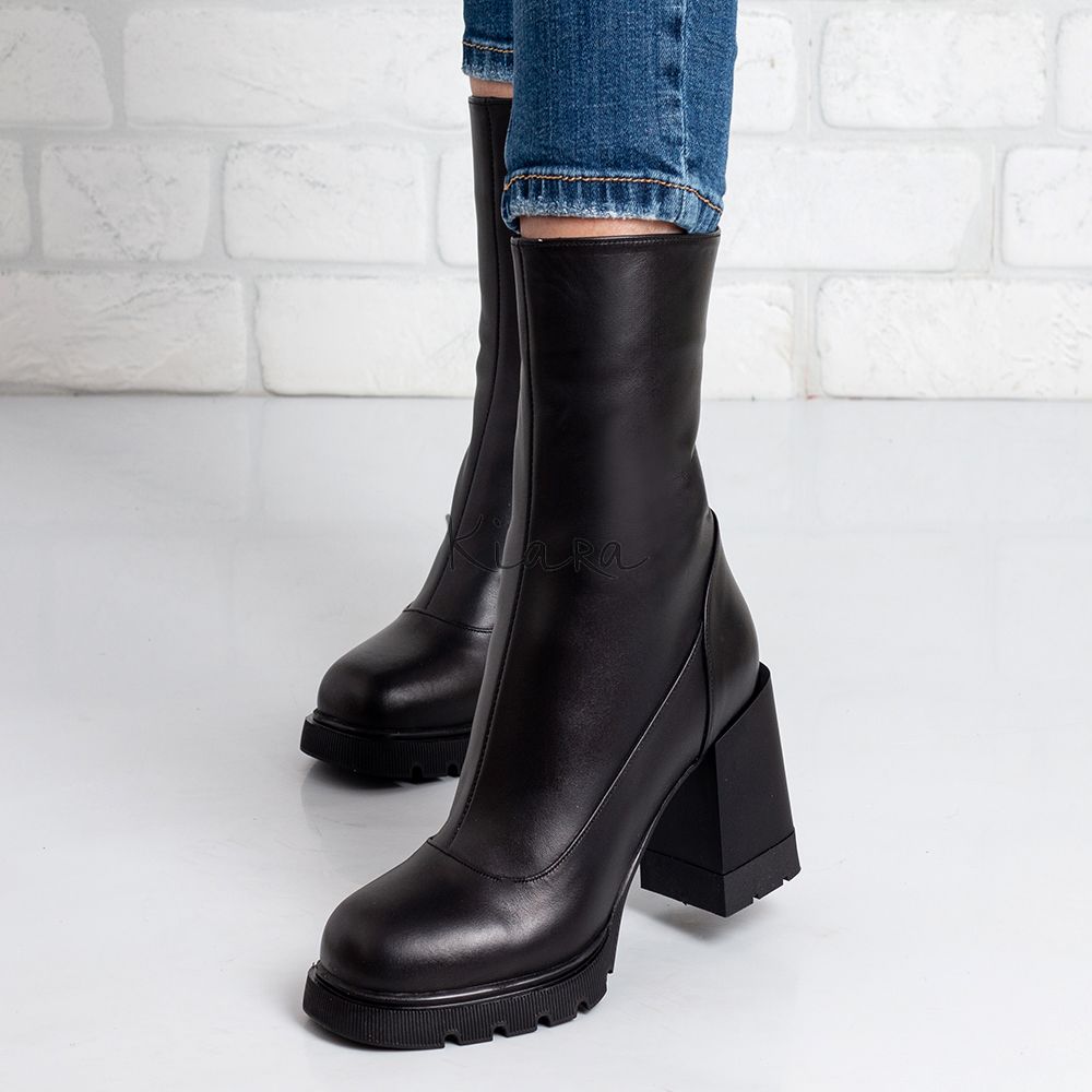 Дамски боти на ток в черно Дамски боти на ток в черно