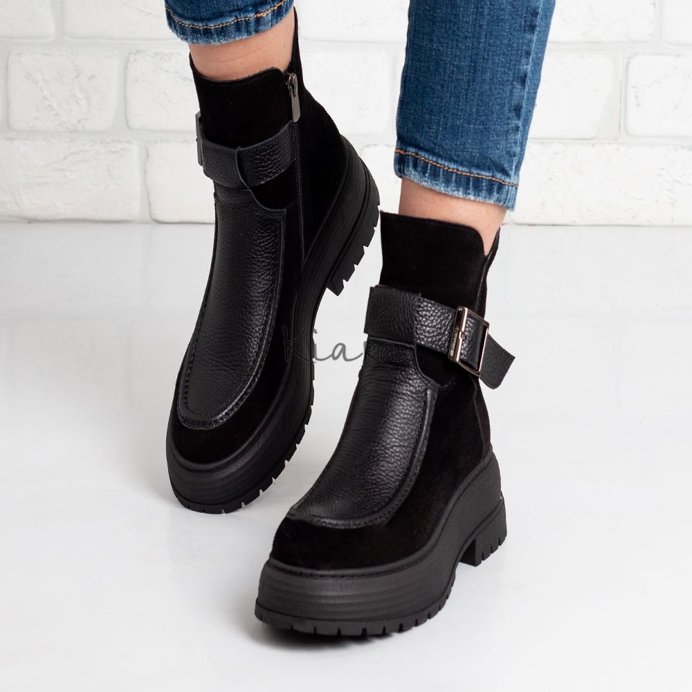 Дамски боти в черно Дамски боти в черно