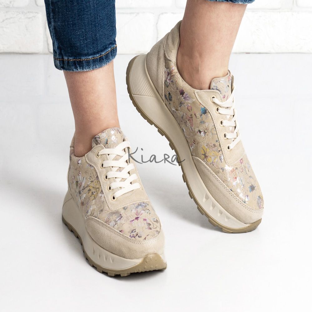 Дамски маратонки в бежово Дамски маратонки в бежово