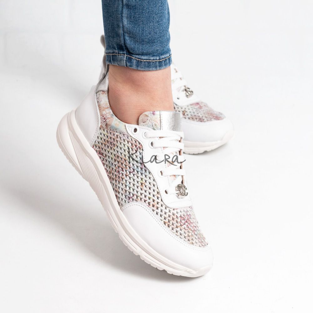 Дамски маратонки в бяло и цветен принт Дамски маратонки в бяло и цветен принт