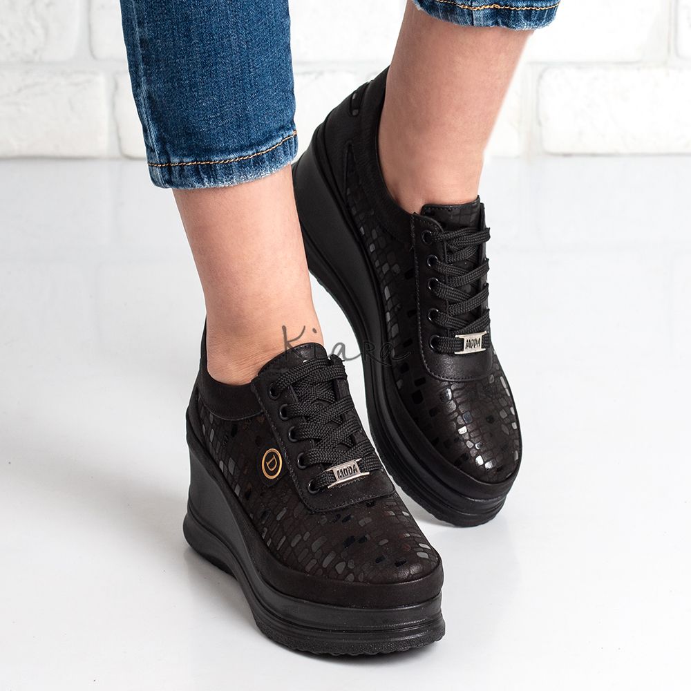 Дамски обувки на платформа в черно Дамски обувки на платформа в черно