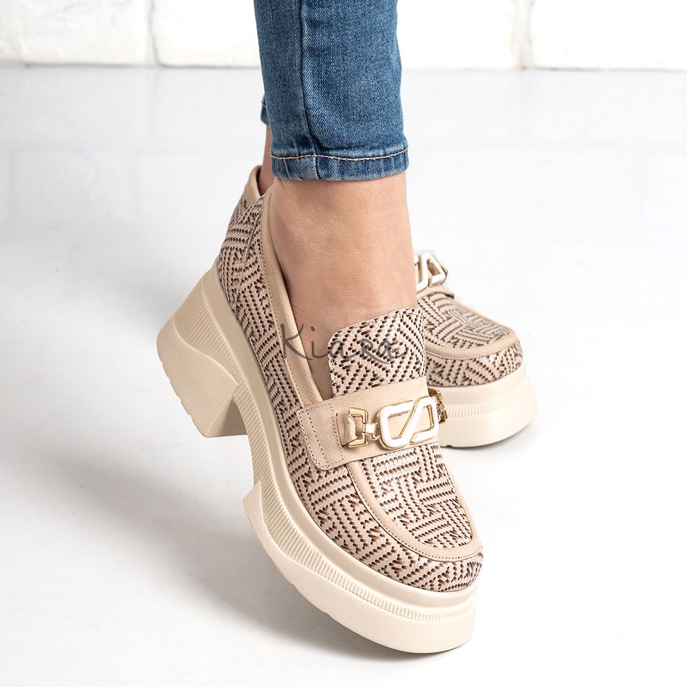 Дамски обувки в бежово Дамски обувки в бежово