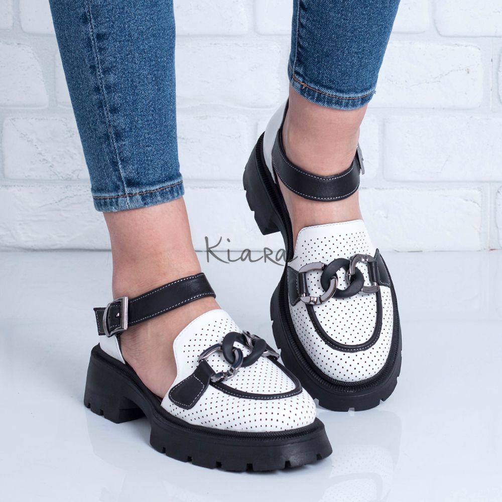 Дамски обувки в бяло и черно