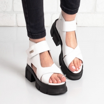 Дамси сандали в бяло