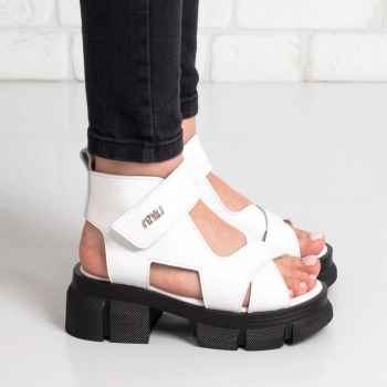 Дамси сандали в бяло