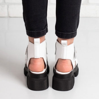 Дамси сандали в бяло