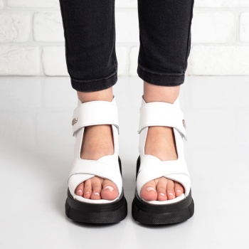 Дамси сандали в бяло