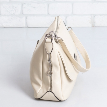 Дамска чанта в бежово