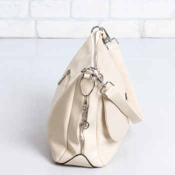 Дамска чанта в бежово и лак