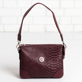 Дамска чанта в бордо със змийски принт