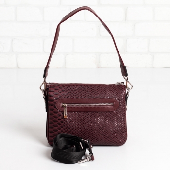 Дамска чанта в бордо със змийски принт