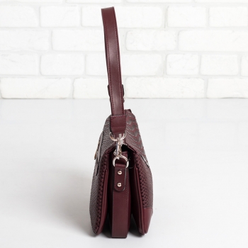 Дамска чанта в бордо със змийски принт