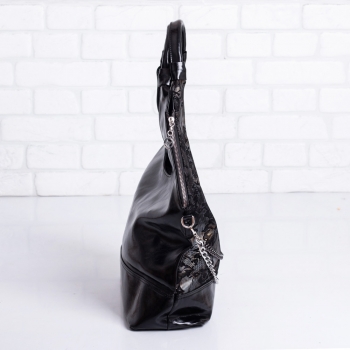 Дамска чанта в черно и цветен принт