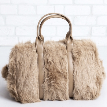 Дамска чанта в тъмно бежово