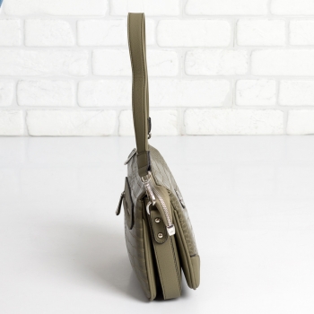 Дамска чанта в зелено със змийски принт