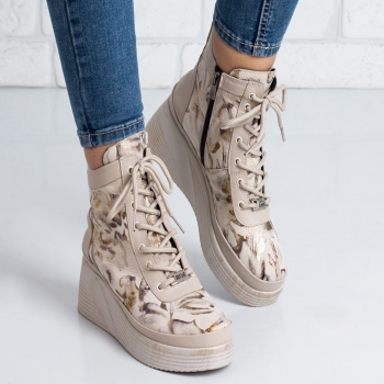 Дамски боти на платформа в бежово TRE207-07 Дамски боти на платформа в бежово