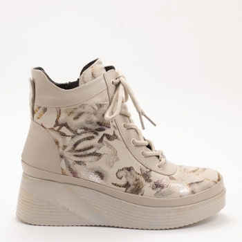 Дамски боти на платформа в бежово Дамски боти на платформа в бежово