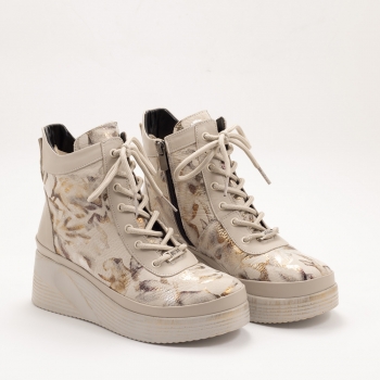 Дамски боти на платформа в бежово Дамски боти на платформа в бежово