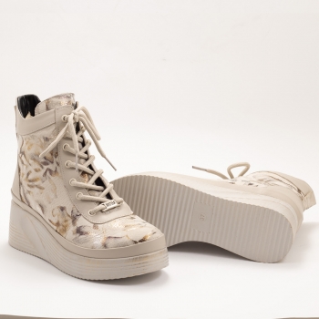 Дамски боти на платформа в бежово Дамски боти на платформа в бежово