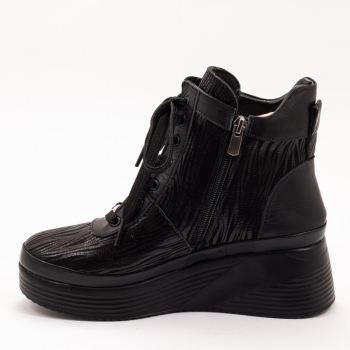 Дамски боти на платформа в черно Дамски боти на платформа в черно
