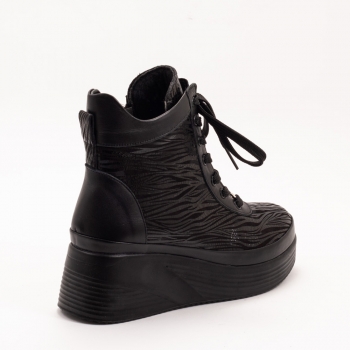 Дамски боти на платформа в черно Дамски боти на платформа в черно