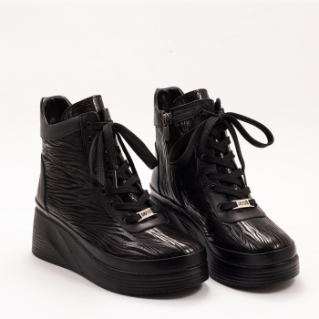 Дамски боти на платформа в черно Дамски боти на платформа в черно