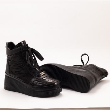 Дамски боти на платформа в черно Дамски боти на платформа в черно