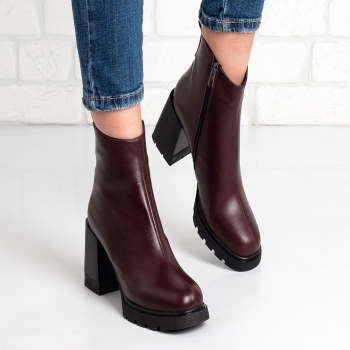 Дамски боти на ток в бордо