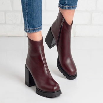 Дамски боти на ток в бордо