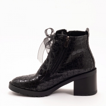 Дамски боти на ток в черно Дамски боти на ток в черно