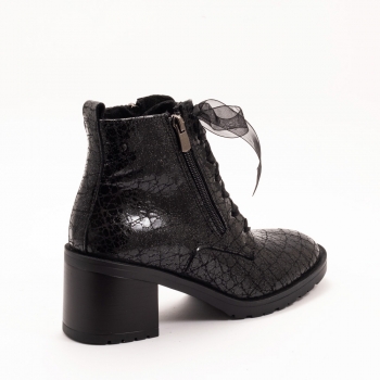 Дамски боти на ток в черно Дамски боти на ток в черно