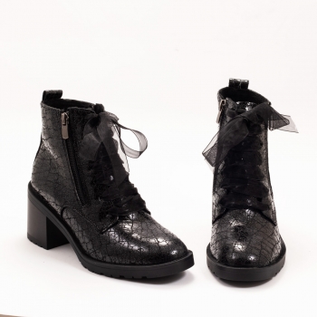 Дамски боти на ток в черно Дамски боти на ток в черно