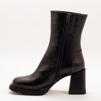 Дамски боти на ток в черно