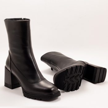 Дамски боти на ток в черно