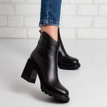 Дамски боти на ток в черно