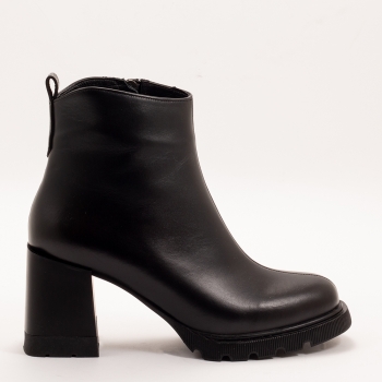 Дамски боти на ток в черно