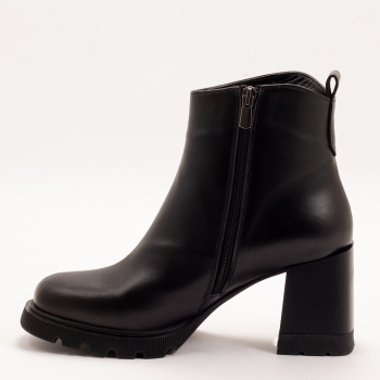 Дамски боти на ток в черно