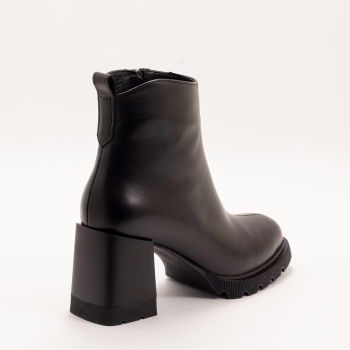 Дамски боти на ток в черно