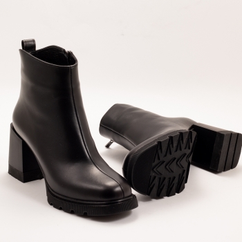 Дамски боти на ток в черно