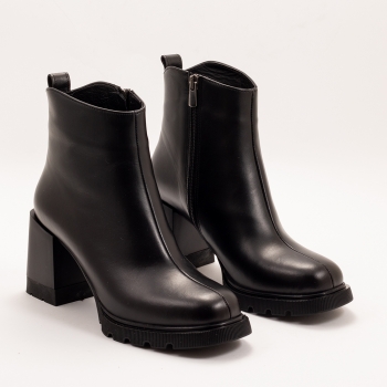 Дамски боти на ток в черно
