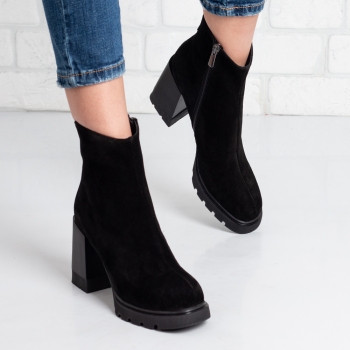 Дамски боти на ток в черно