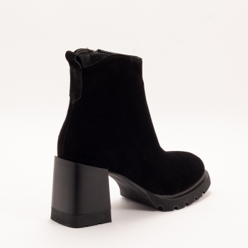 Дамски боти на ток в черно