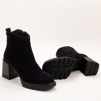 Дамски боти на ток в черно