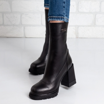 Дамски боти на ток в черно