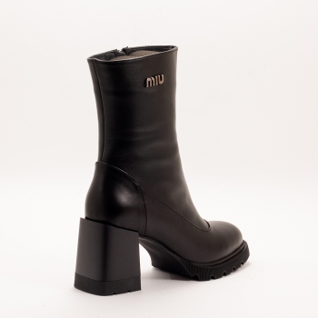 Дамски боти на ток в черно