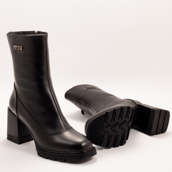 Дамски боти на ток в черно