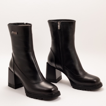 Дамски боти на ток в черно